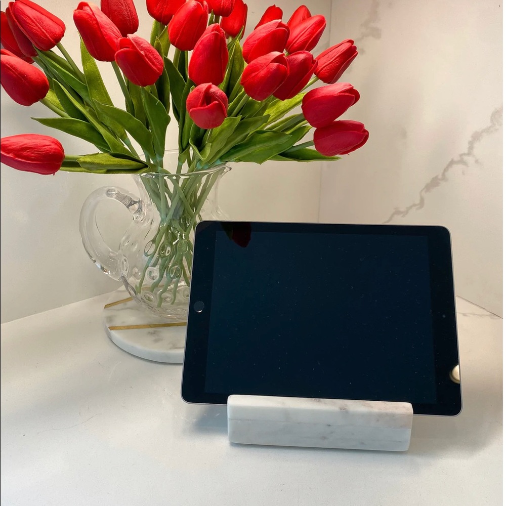 Marble tablet holder